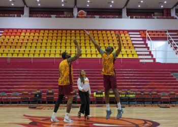 Con gran entusiasmo Mara Lezama celebra el regreso del básquetbol profesional a Quintana Roo con el «El Calor de Cancún»