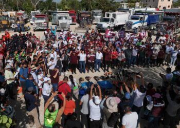 Estefanía Mercado se suma al llamado de la Gobernadora y del Alcalde; participa con su equipo de voluntarios en mega jornada de limpieza en Puerto Aventuras