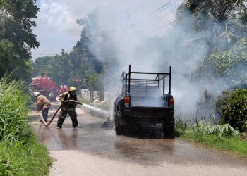 Bomberos de José María Morelos se ponen a prueba en el Día del Bombero con incendio vehicular
