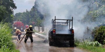 Bomberos de José María Morelos se ponen a prueba en el Día del Bombero con incendio vehicular