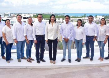 Estefanía Mercado presenta a su equipo para la entrega-recepción municipal de Solidaridad