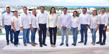 Estefanía Mercado presenta a su equipo para la entrega-recepción municipal de Solidaridad
