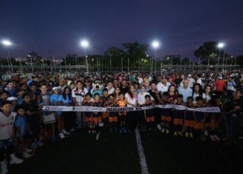 Inaugura Mara Lezama las nuevas canchas de pasto sintético de la Unidad Deportiva de la SM. 21 de Cancún