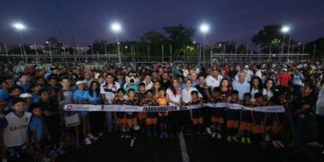 Inaugura Mara Lezama las nuevas canchas de pasto sintético de la Unidad Deportiva de la SM. 21 de Cancún