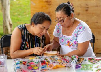 Imparten exitoso taller de Bordado Ancestral a mujeres de Tulum