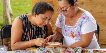 Imparten exitoso taller de Bordado Ancestral a mujeres de Tulum