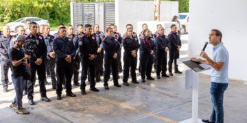Diego Castañón reconoce a los bomberos en su día y entrega material y equipo de trabajo en Tulum