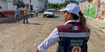 Supervisa Mara Lezama el desahogo de calles y entrega apoyos a pescadores, tras el paso de “Helene”