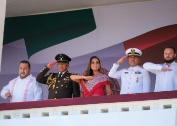 Con el pueblo, desde las gradas, conmemora Mara Lezama la Independencia con desfile cívico militar del 16 de Septiembre