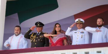 Con el pueblo, desde las gradas, conmemora Mara Lezama la Independencia con desfile cívico militar del 16 de Septiembre