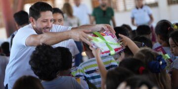 Lleva Renán Sánchez, programa de libretas escolares a estudiantes de Chetumal