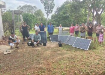 Estudiantes de la UIMQROO instalan paneles solares en la comunidad de Lagartos para mejorar la calidad de vida