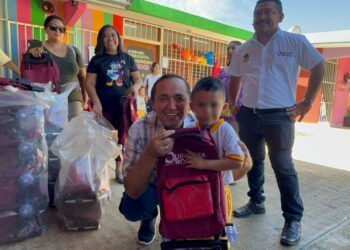 Nivardo Mena entrega útiles escolares en nombre de la gobernadora Mara Lezama