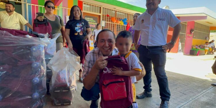 Nivardo Mena entrega útiles escolares en nombre de la gobernadora Mara Lezama