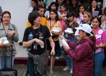Mara Lezama atiende personalmente, en territorio, a estudiantes universitarios varados por contingencia que provocó “Nadine”
