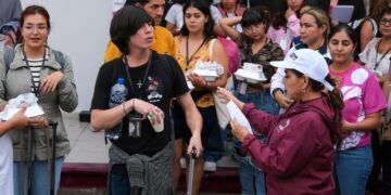 Mara Lezama atiende personalmente, en territorio, a estudiantes universitarios varados por contingencia que provocó “Nadine”