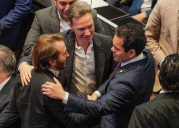 Se reúne el regidor de Solidaridad, Fernando Muñoz, con senadores y diputados en el Congreso de la Unión