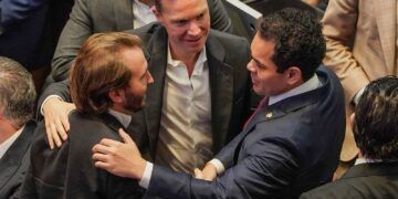 Se reúne el regidor de Solidaridad, Fernando Muñoz, con senadores y diputados en el Congreso de la Unión