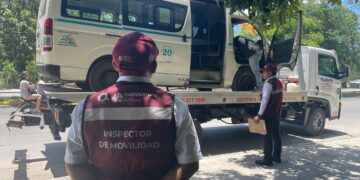 IMOVEQROO cancelará licencia de conducir a chofer de combi que arrolló a motociclistas en Cancún