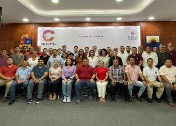 Amor y servicio al pueblo pide Chacón a funcionarios de su gabinete