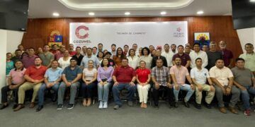 Amor y servicio al pueblo pide Chacón a funcionarios de su gabinete