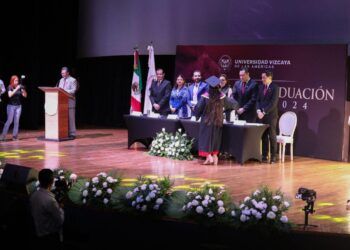 Felicita gobierno de Solidaridad a graduados de la Universidad Vizcaya, campus Playa del Carmen