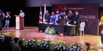 Felicita gobierno de Solidaridad a graduados de la Universidad Vizcaya, campus Playa del Carmen
