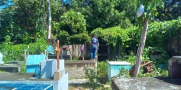 Amigos de Nivardo Mena limpian panteón local