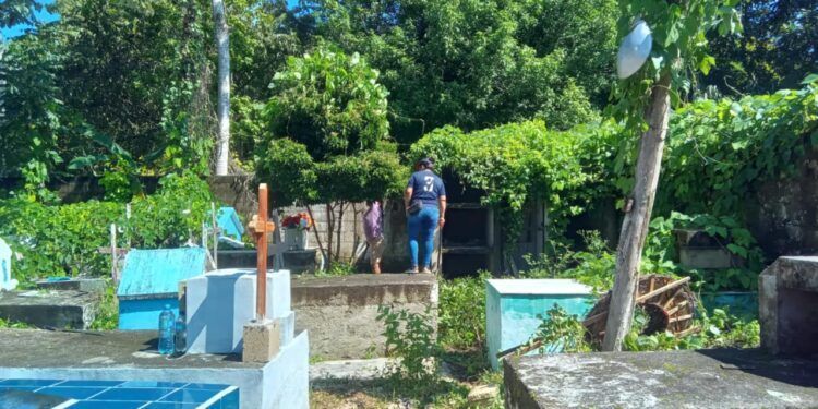 Amigos de Nivardo Mena limpian panteón local