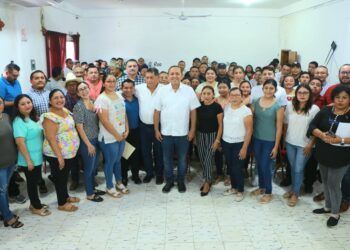 Nivardo Mena entrega nombramientos a nuevos funcionarios del Ayuntamiento de Lázaro Cárdenas
