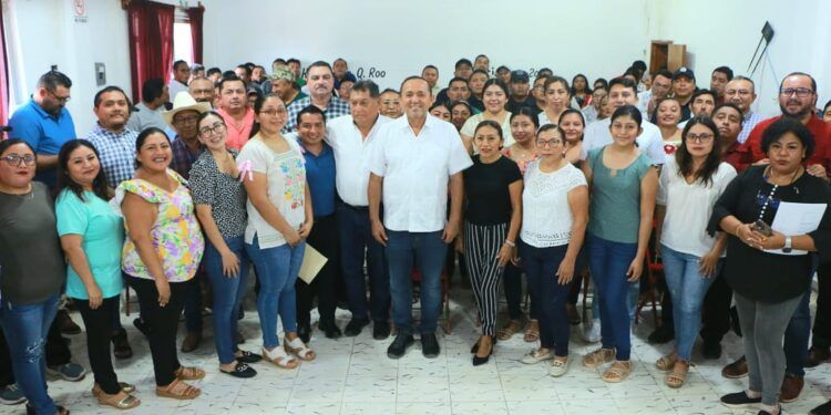 Nivardo Mena entrega nombramientos a nuevos funcionarios del Ayuntamiento de Lázaro Cárdenas