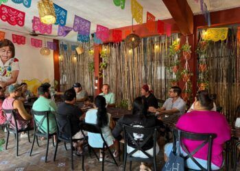 Nivardo Mena se reúne con la Asociación de Hoteles en Holbox