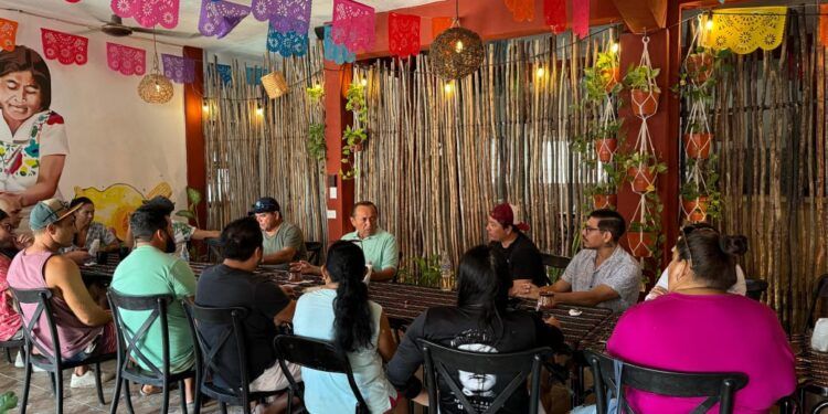 Nivardo Mena se reúne con la Asociación de Hoteles en Holbox