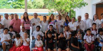 Visita sorpresa de Mara Lezama a niñas y niños del CAM “Albert Einstein” y anuncia la rehabilitación de escuela para su bienestar