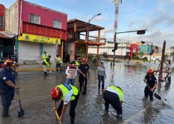 Estefanía Mercado atiende las zonas afectadas de Villas del Sol tras el paso de “Sara”
