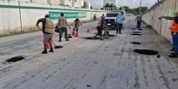 Intensas jornadas de bacheo llegan a la alcaldía de Puerto Aventuras