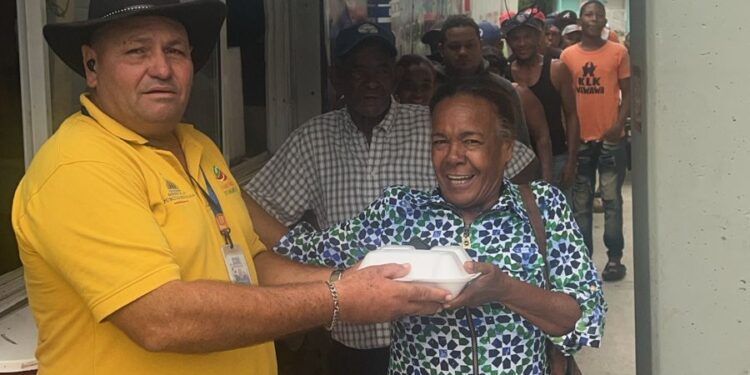 Comedores Económicos del Estado Dominicano (CEED) se mantiene dando asistencia alimentaria a comunidades afectadas por lluvias