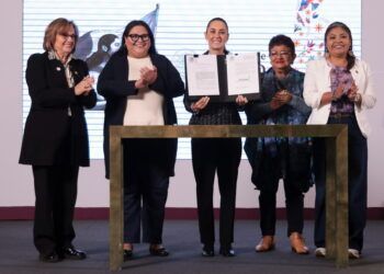 Claudia Sheinbaum firma decreto que garantiza la igualdad sustantiva para las mujeres en la Constitución