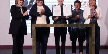 Claudia Sheinbaum firma decreto que garantiza la igualdad sustantiva para las mujeres en la Constitución