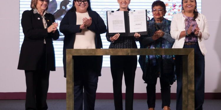 Claudia Sheinbaum firma decreto que garantiza la igualdad sustantiva para las mujeres en la Constitución