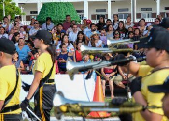Acompañada de familias chetumaleñas, con alegría y gran orgullo patrio, Mara Lezama disfruta el desfile por el 114 aniversario de la Revolución Mexicana