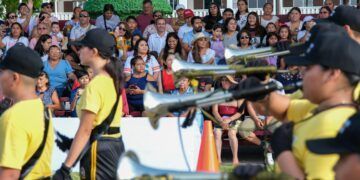 Acompañada de familias chetumaleñas, con alegría y gran orgullo patrio, Mara Lezama disfruta el desfile por el 114 aniversario de la Revolución Mexicana