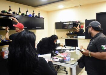 Aseguran autoridades drogas, cartuchos útiles, computadoras y evidencias de 3 homicidios, durante cateo en Sindicato de Taxistas