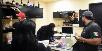Aseguran autoridades drogas, cartuchos útiles, computadoras y evidencias de 3 homicidios, durante cateo en Sindicato de Taxistas