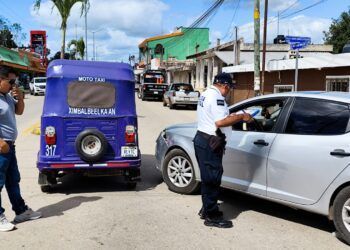 Accidente entre vehículo y mototaxi bloquea avenida en José María Morelos