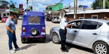 Accidente entre vehículo y mototaxi bloquea avenida en José María Morelos