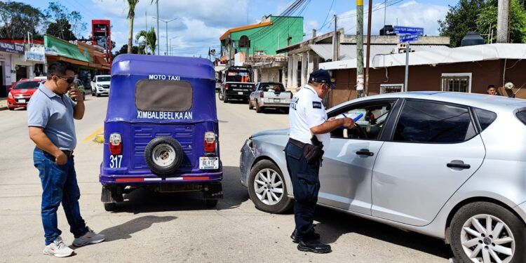 Accidente entre vehículo y mototaxi bloquea avenida en José María Morelos