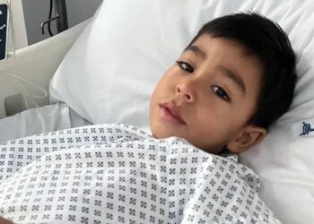 Apoyado en donaciones, un padre logra operación urgente para su hijo por peritonitis