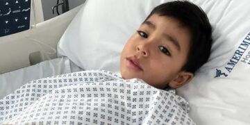 Apoyado en donaciones, un padre logra operación urgente para su hijo por peritonitis