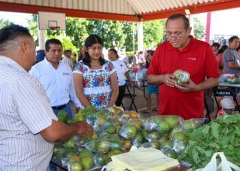Presencia Nivardo Mena desfile cívico deportivo con motivo del 114 aniversario del inicio de la Revolución Mexicana